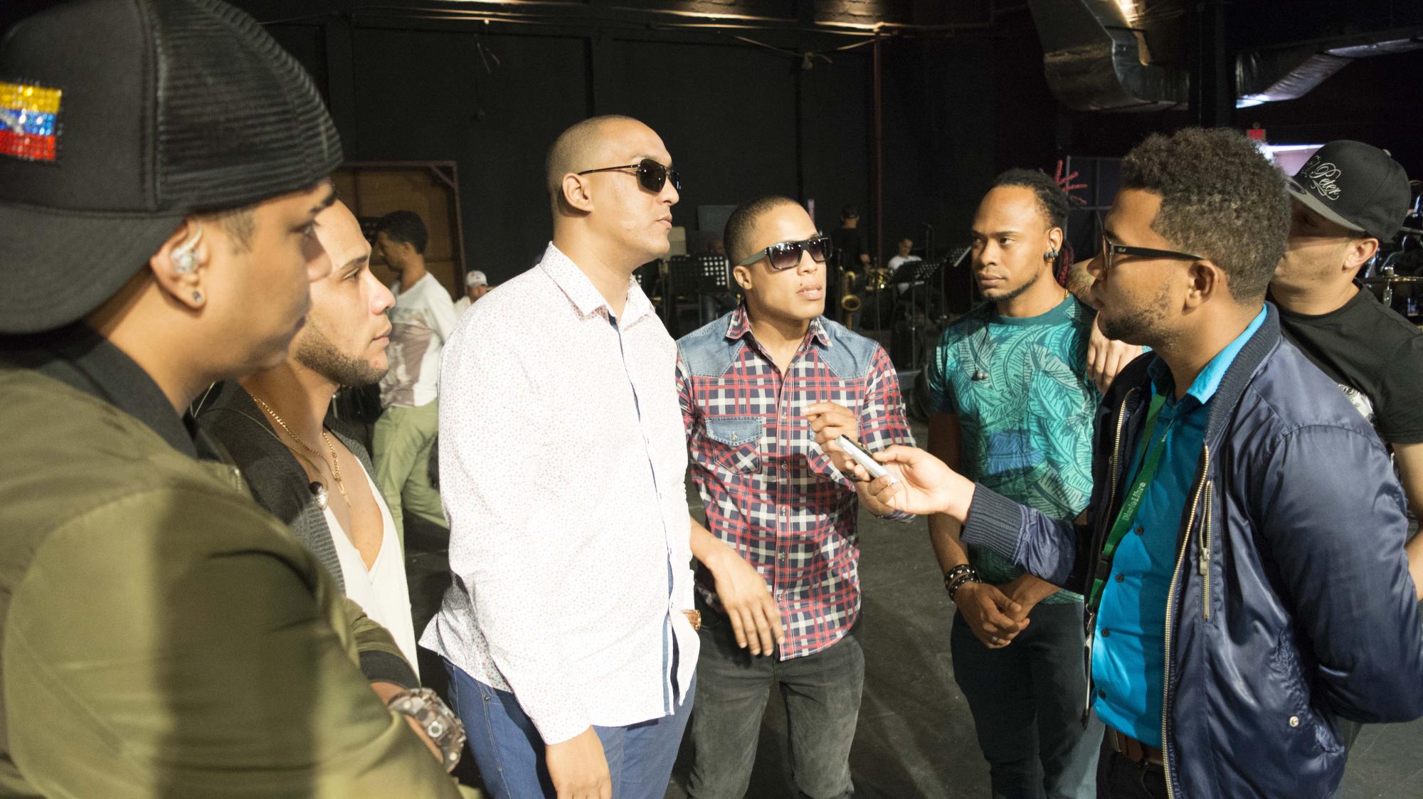 Miembros de la Chiquito Team Band hablan con reporteros de DL