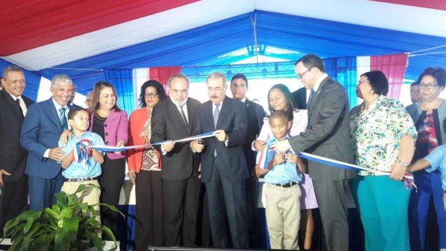 Presidente Medina inaugura escuela básica en Santo Domingo Este Presidente Medina inaugura escuela básica en Santo Domingo Este