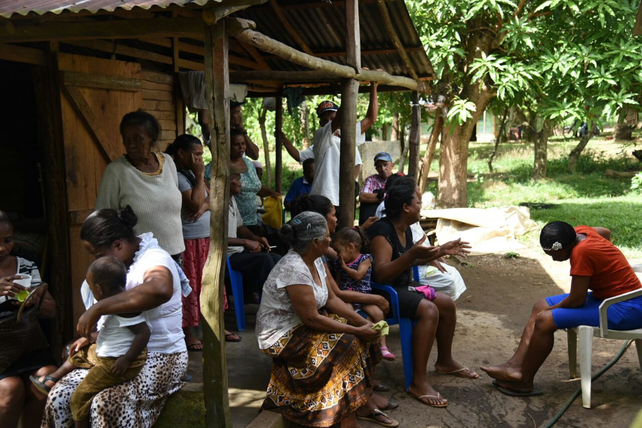 Familiares de la pareja muerta tras homicidio- suicidio lloran desconsolados hoy, 27 de octubre de 2017.