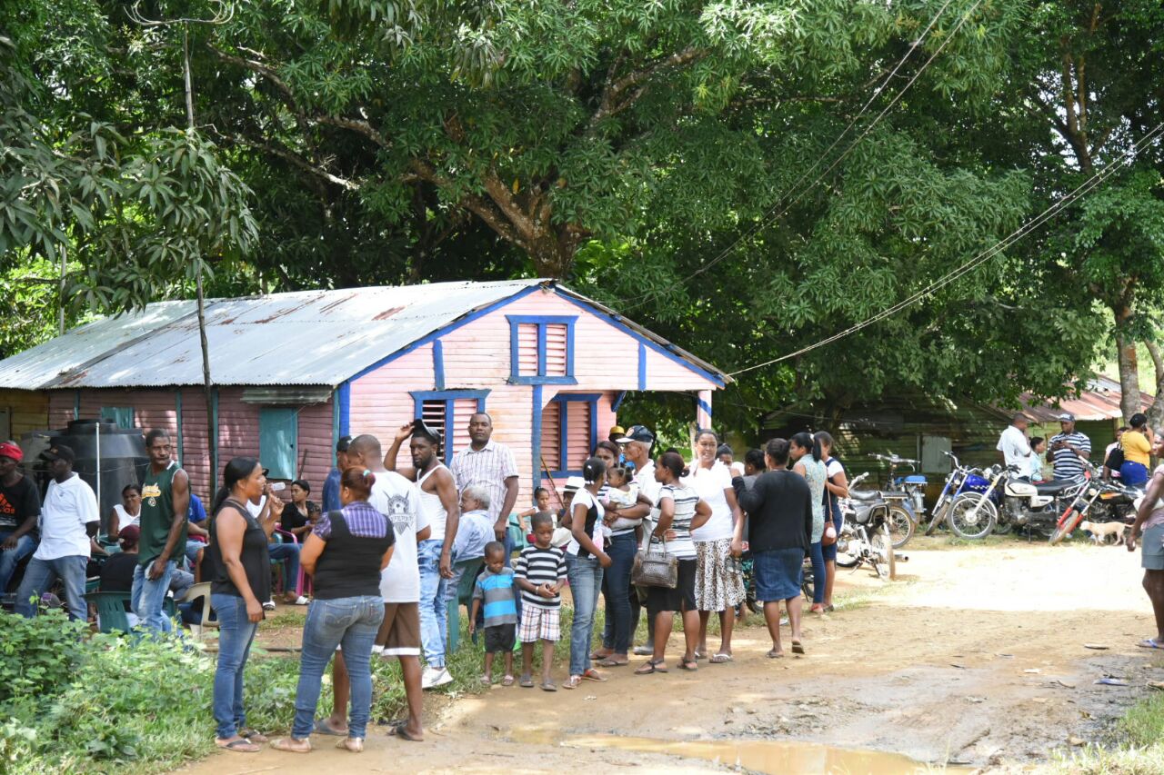 Decenas de personas acuden a la casa donde la noche de este jueves ocurrió la tragedia. 