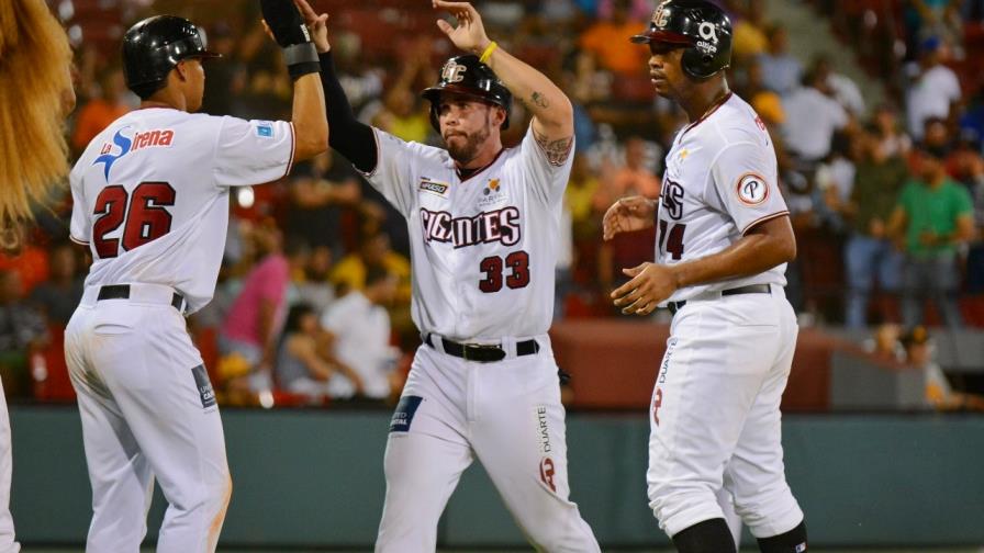 Con poderío ofensivo, los Gigantes vencen a las Águilas en San Francisco