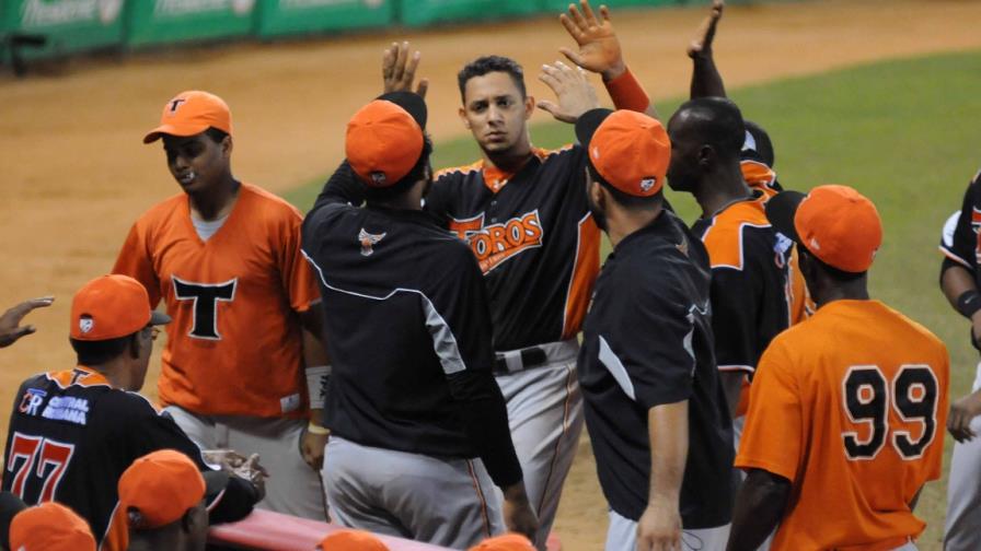 Los Toros remontan ante Leones y se colocan a tres juegos del cuarto