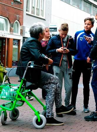 Los jóvenes y los mayores holandeses “conectados” por andadores con wifi