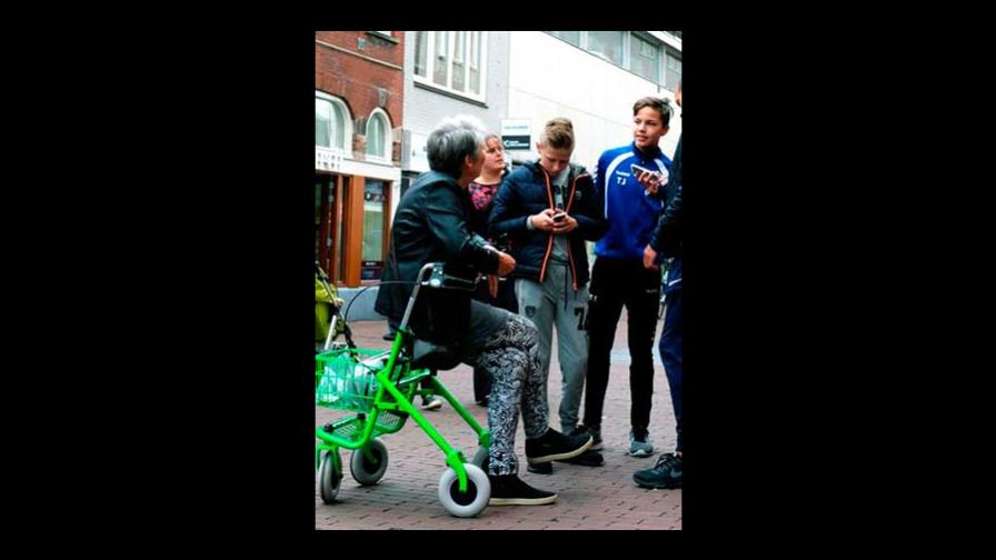 Los jóvenes y los mayores holandeses “conectados” por andadores con wifi