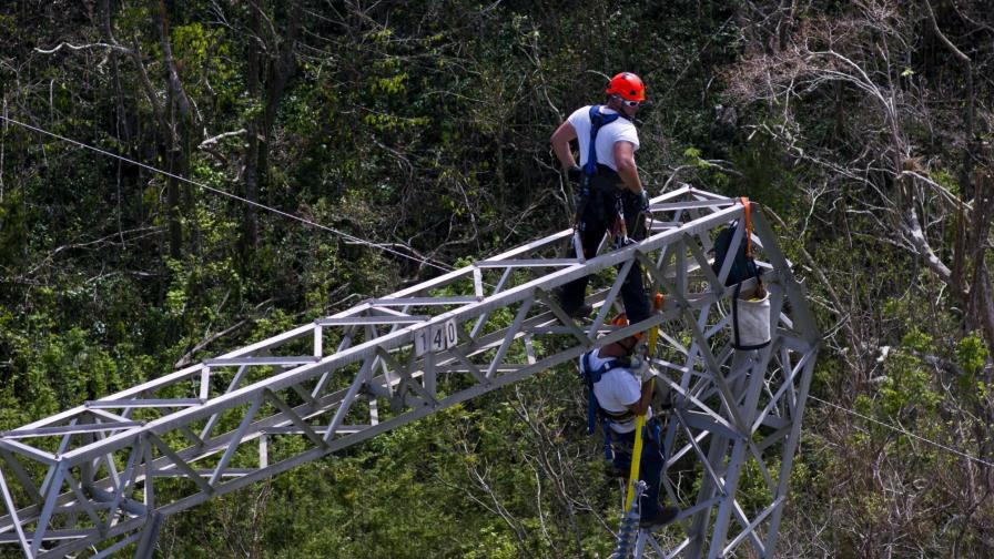 Trump rechaza contrato para ayudar a Puerto Rico a restaurar electricidad Trump rechaza contrato para ayudar a Puerto Rico a restaurar electricidad