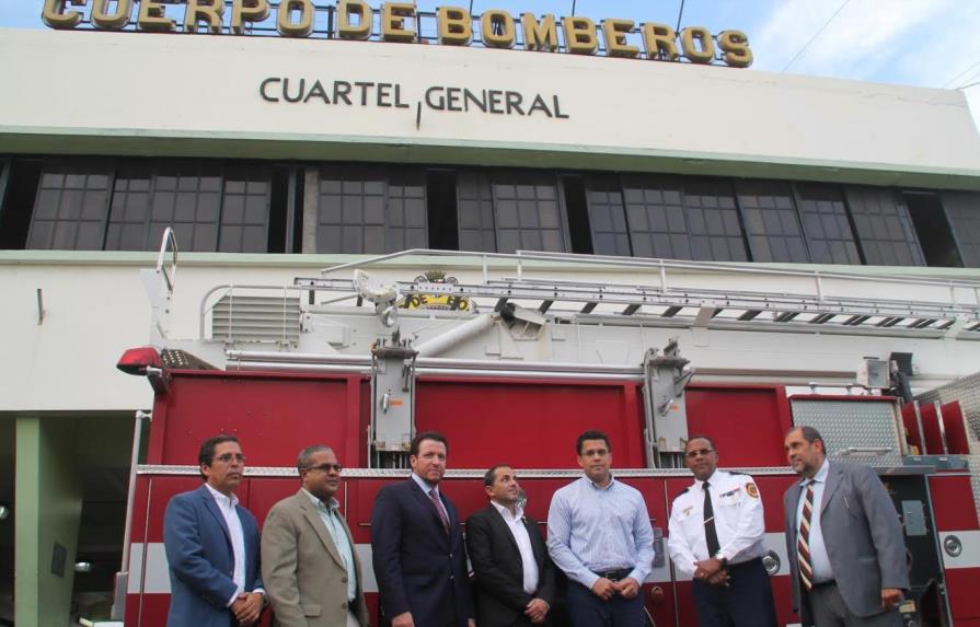 Alcaldía de Miami dona dos camiones bomberos al ayuntamiento del Distrito Nacional 