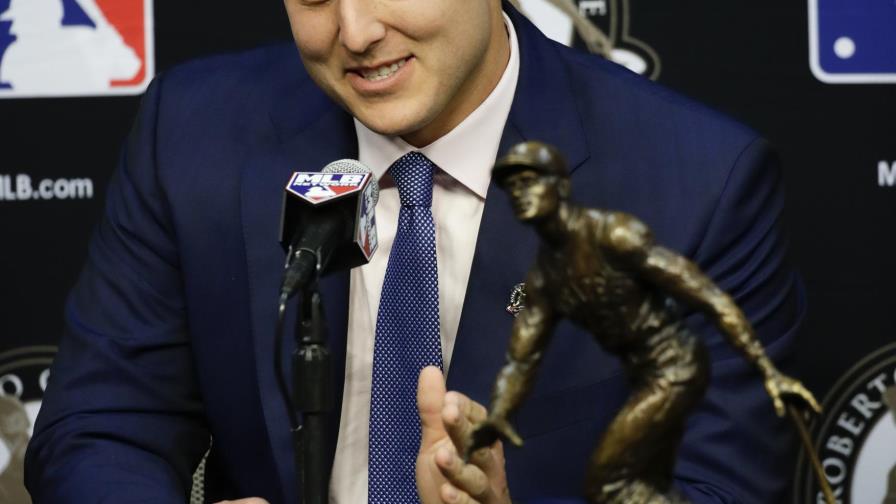 Anthony Rizzo recibe el Premio Roberto Clemente 