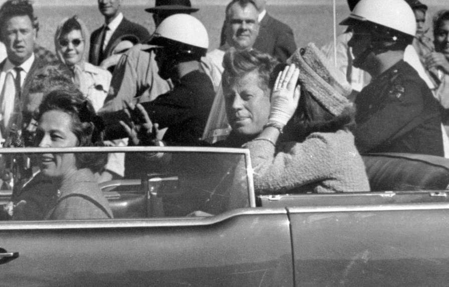 Detalles enigmáticos, pero no explosivos en archivos sobre asesinato de Kennedy