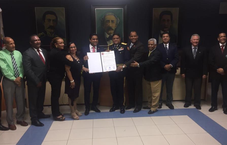 Alcaldía de La Vega declara hijo meritorio al director del COE