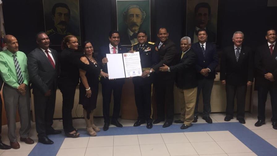 Alcaldía de La Vega declara hijo meritorio al director del COE