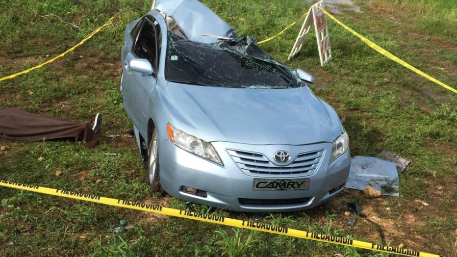 Muere joven tras volcarse vehículo que conducía en la Autopista del Coral