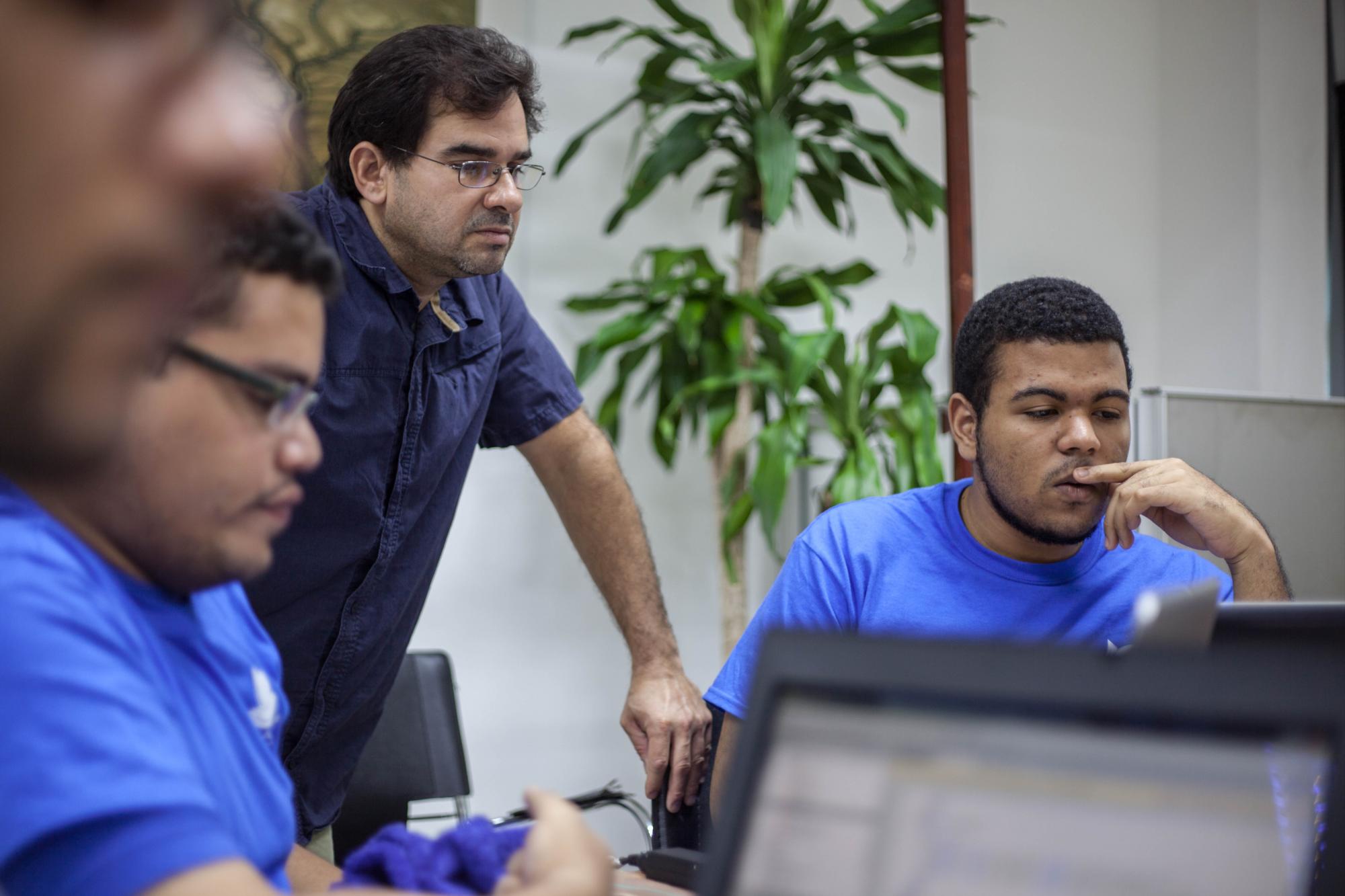 Carlos Miranda supervisando uno de los proyectos.