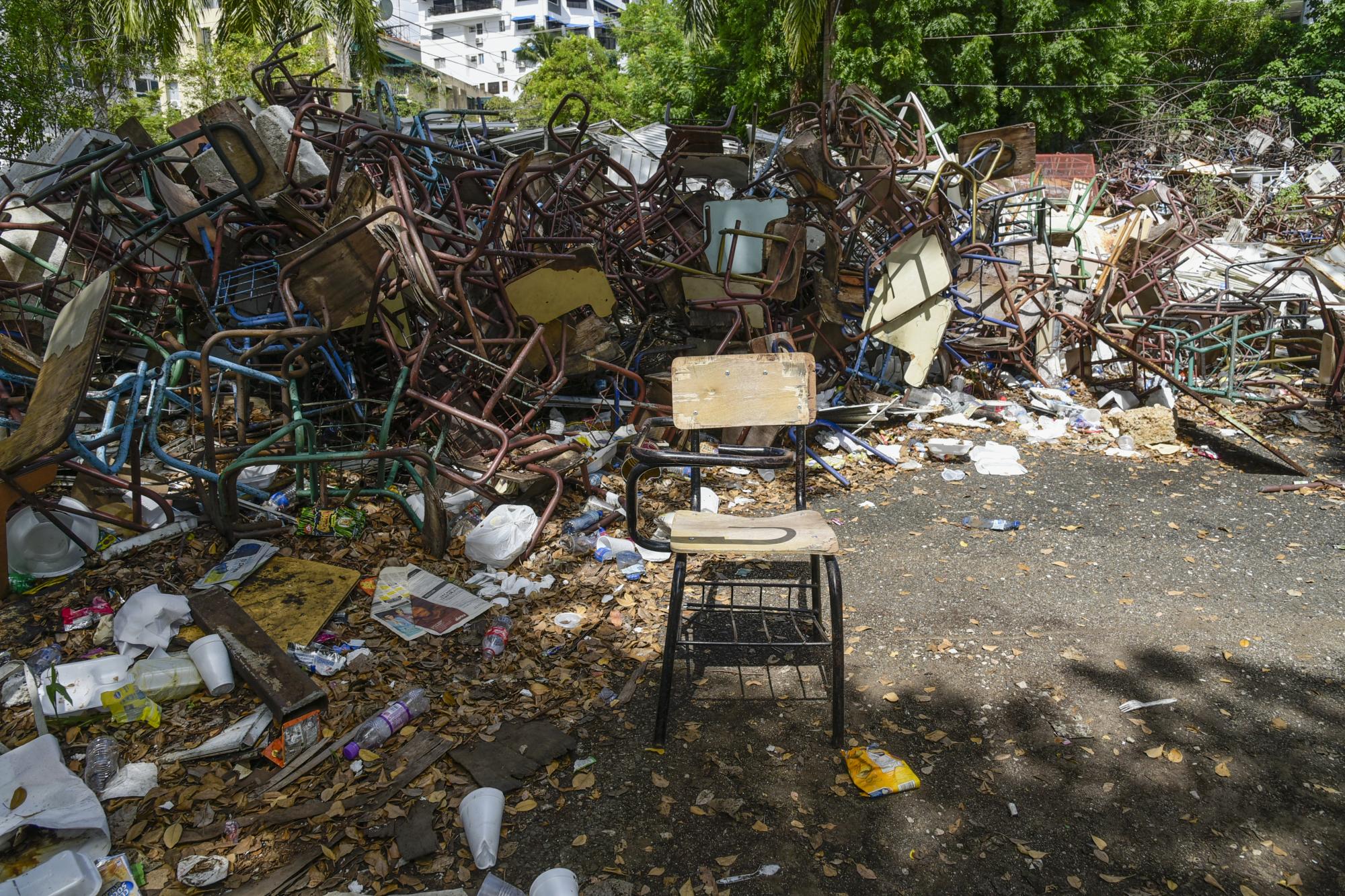 Butacas amontonadas dentro del campus de la UASD.