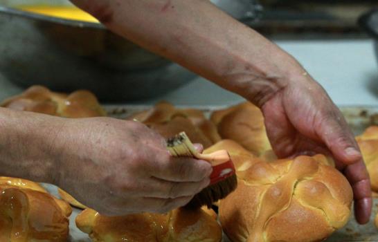 El pan de muerto, un homenaje a los difuntos y un manjar que corona las mesas 