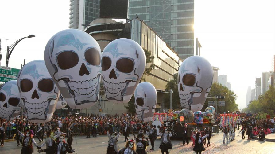 La muerte se pasea por Ciudad de México en un desfile multitudinario 