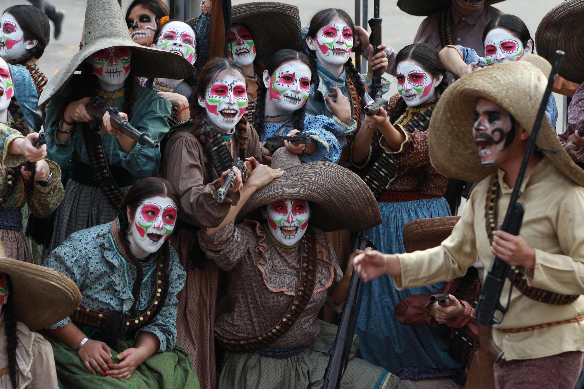 Varias personas participan en el desfile con motivo del Día de Muertos celebrado hoy, sábado 28 de octubre de 2017, en Ciudad de México (México). Catrinas, calaveras y carros alegóricos se tomaron hoy las calles de la Ciudad de México en el desfile con motivo del Día de Muertos, que este año dedicó un espacio a homenajear a las víctimas del terremoto del 19 de septiembre, así como a los voluntarios que ofrecieron su ayuda. 