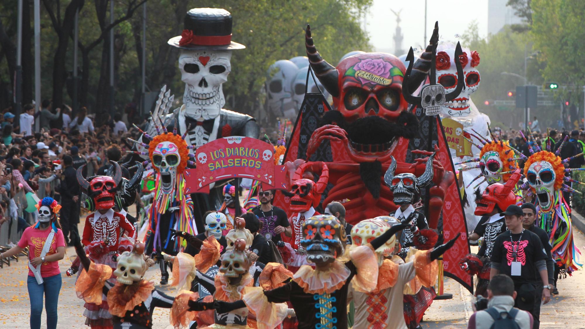 Vista general del desfile con motivo del Día de Muertos celebrado hoy, sábado 28 de octubre de 2017, en Ciudad de México (México). Catrinas, calaveras y carros alegóricos se tomaron hoy las calles de la Ciudad de México en el desfile con motivo del Día de Muertos, que este año dedicó un espacio a homenajear a las víctimas del terremoto del 19 de septiembre, así como a los voluntarios que ofrecieron su ayuda. 