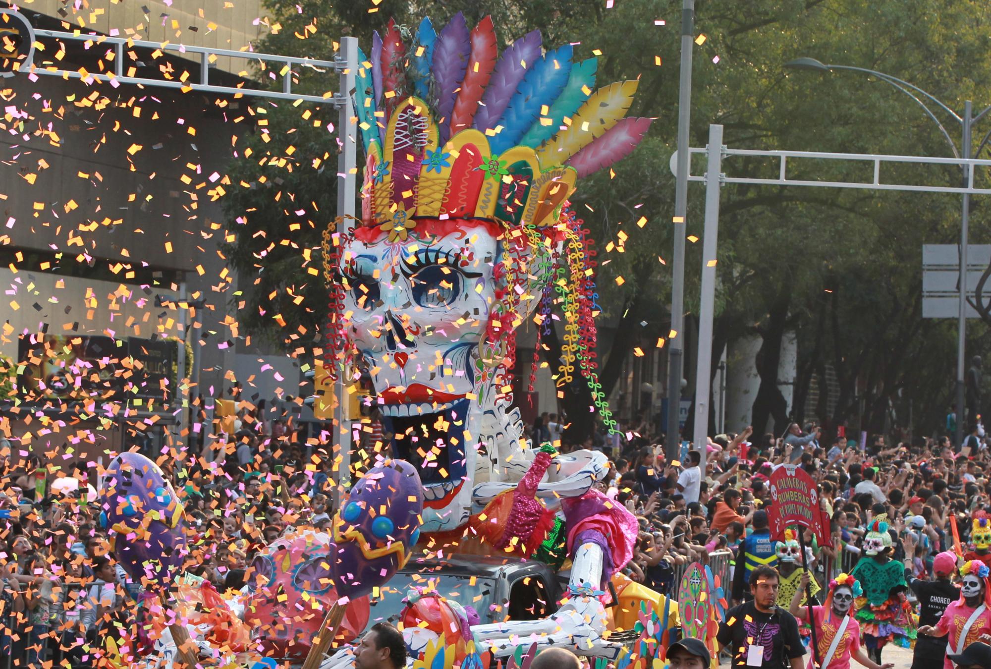  Vista general del desfile con motivo del Día de Muertos celebrado hoy, sábado 28 de octubre de 2017, en Ciudad de México (México). Catrinas, calaveras y carros alegóricos se tomaron hoy las calles de la Ciudad de México en el desfile con motivo del Día de Muertos, que este año dedicó un espacio a homenajear a las víctimas del terremoto del 19 de septiembre, así como a los voluntarios que ofrecieron su ayuda. 