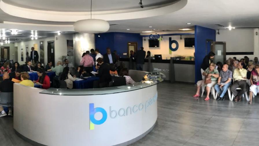 La Superintendencia de Bancos paga a clientes del Banco Peravia