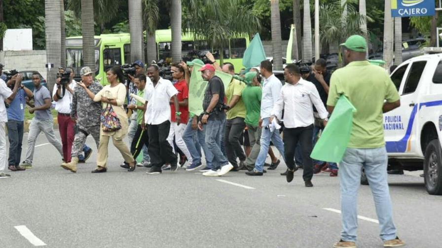 Mujer es agredida por subir a la tarima de la Marcha Verde a defender a Danilo