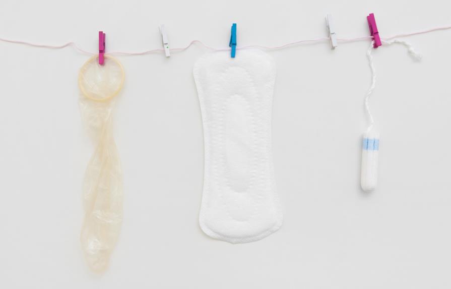 Techos ecológicos con preservativos, compresas y tampones usados