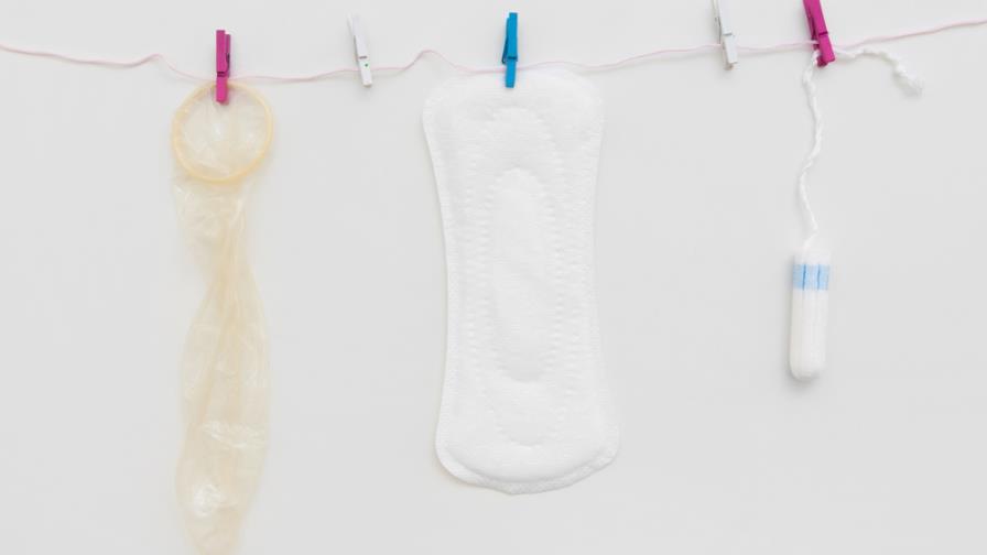 Techos ecológicos con preservativos, compresas y tampones usados