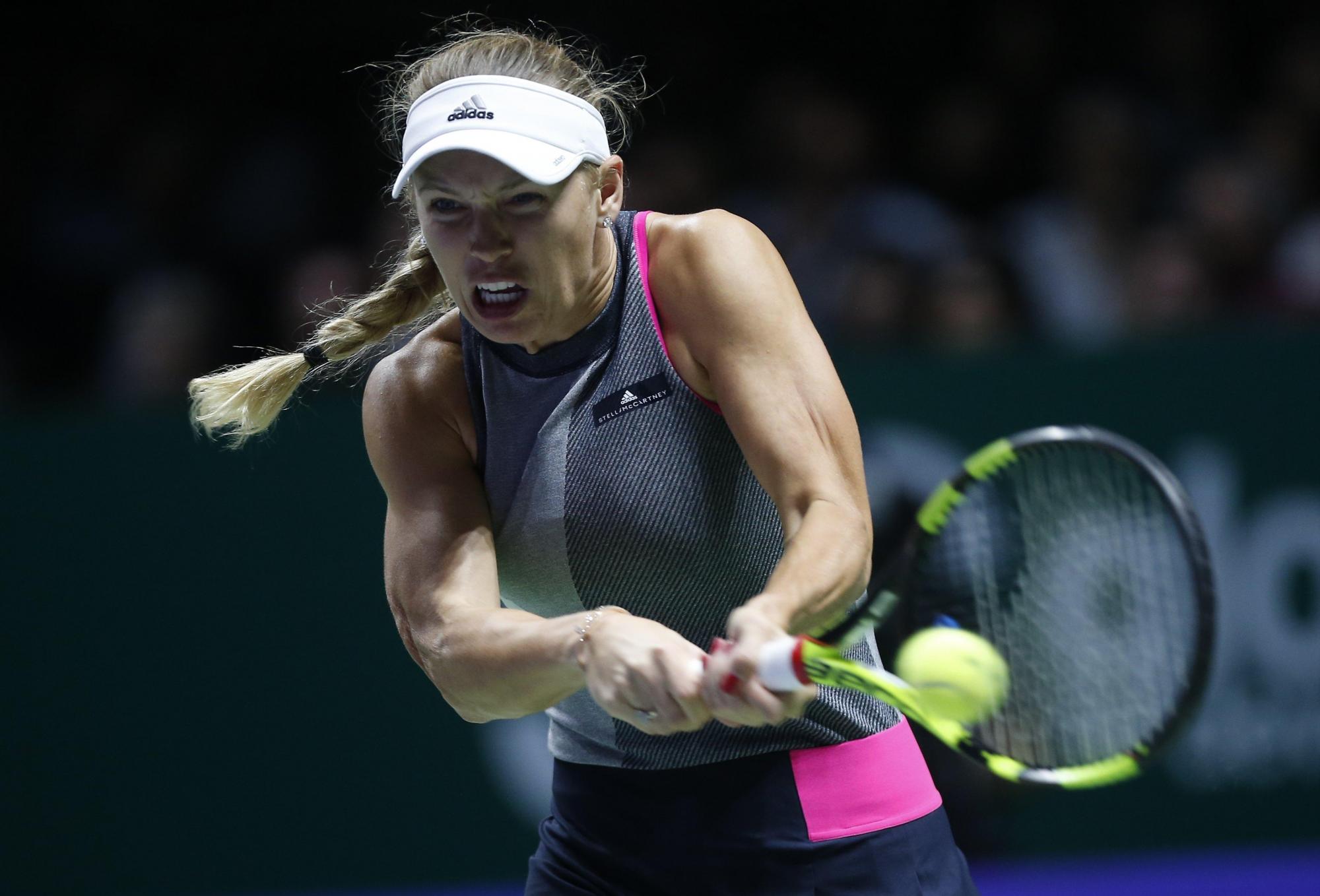 Caroline Wozniacki, en acción en el partido en que venció a Venus Williams 6-4, 6-4  para ganar el WTA de Singapur el domingo 29 de octubre del 2017.