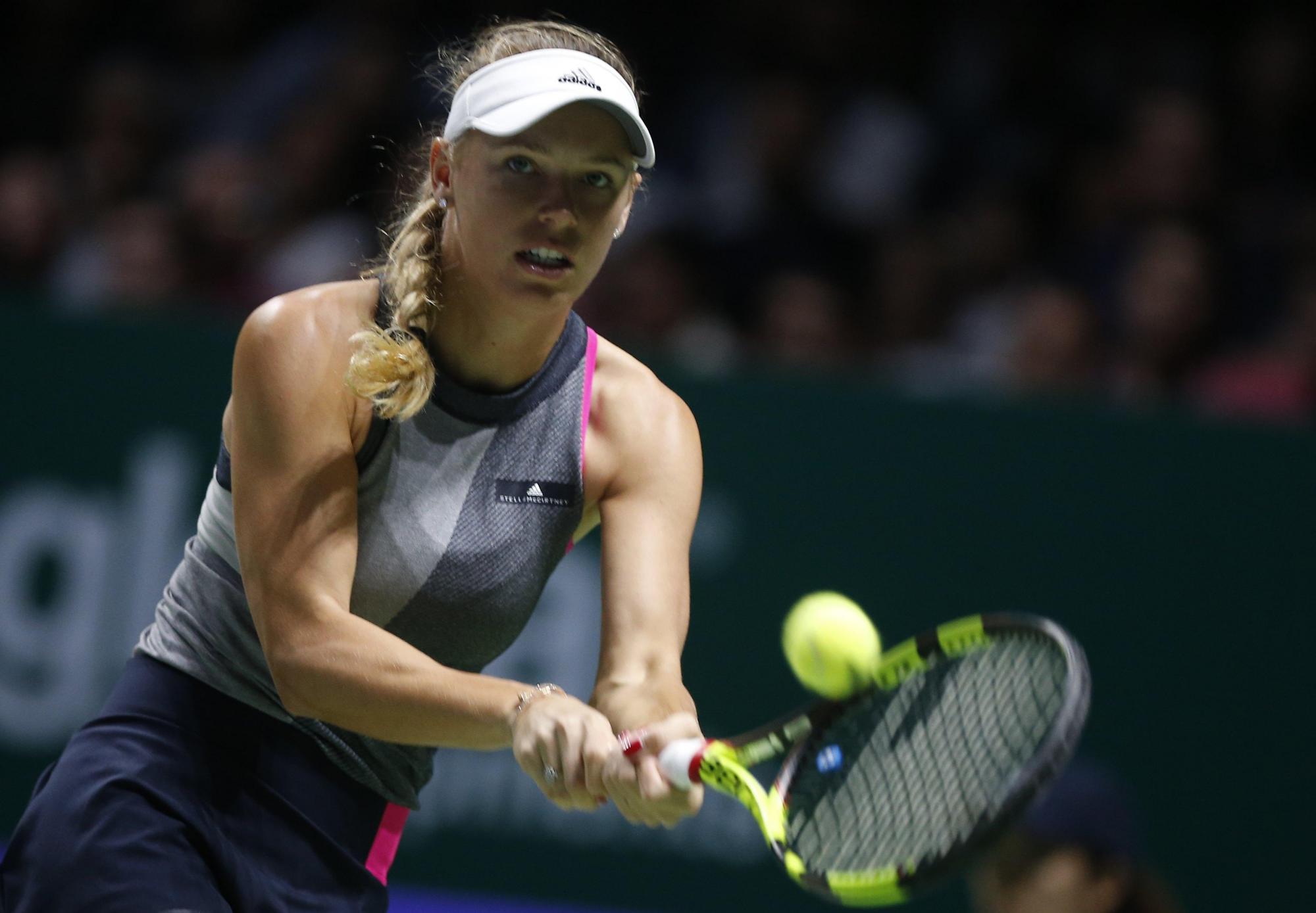 Caroline Wozniacki, en acción en el partido en que venció a Venus Williams 6-4, 6-4  para ganar el WTA de Singapur el domingo 29 de octubre del 2017.