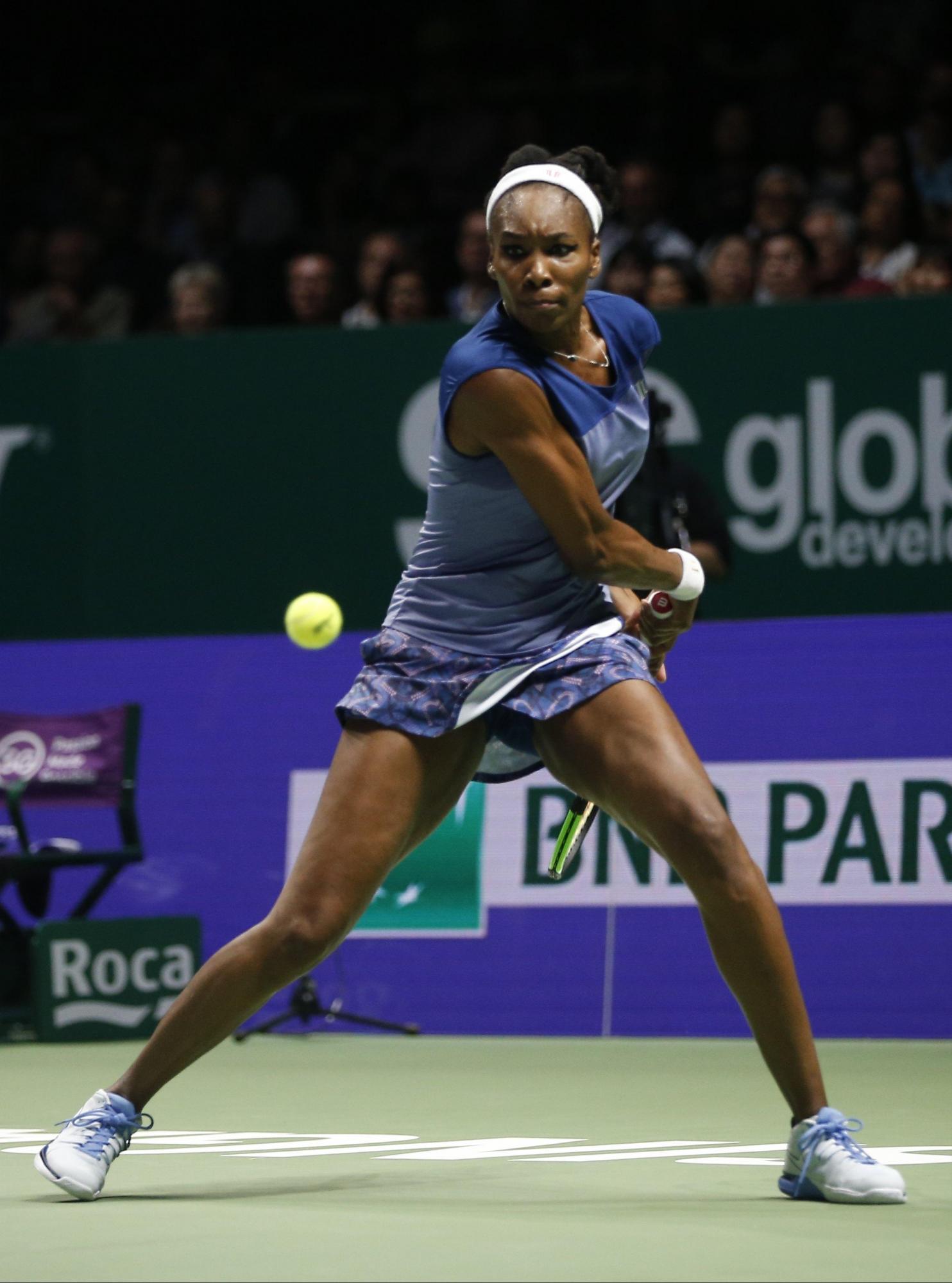 Venus Williams en acción en el partido que perdió de Caroline Wozniacki para 6-4, 6-4  para ganar el WTA de Singapur el domingo 29 de octubre del 2017.