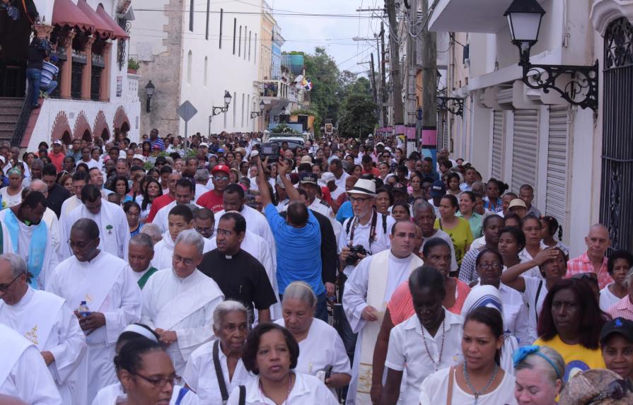 Cientos de fieles católicos participan de la “Caminata Mariana” 