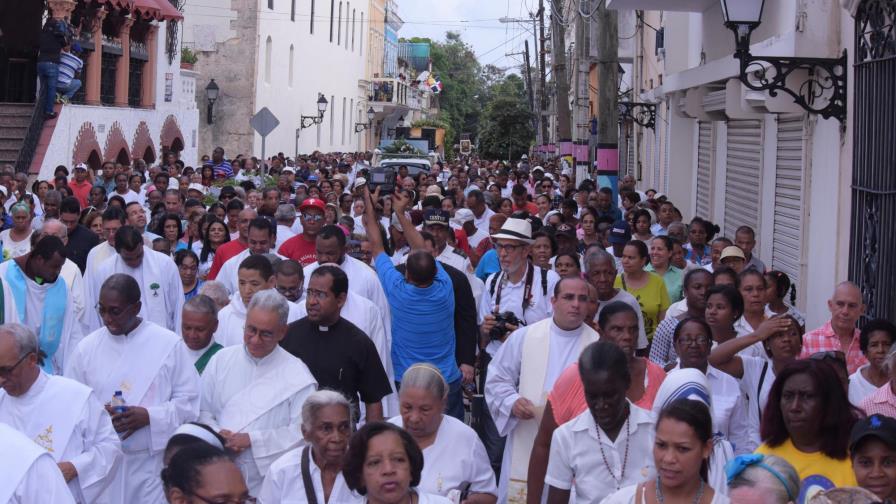 Cientos de fieles católicos participan de la “Caminata Mariana” 