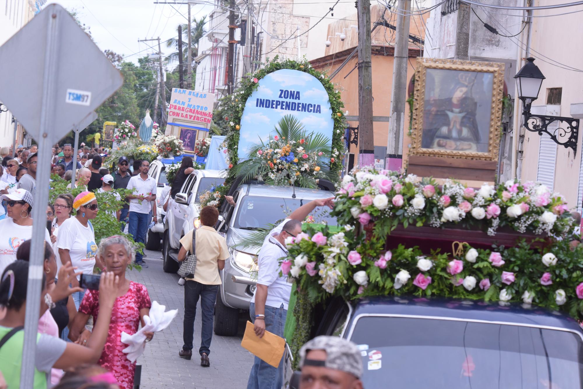 Decenas de carrozas con imágenes de la Virgen María desfilaron en la caminata que concitó el entusiasmo de los creyentes