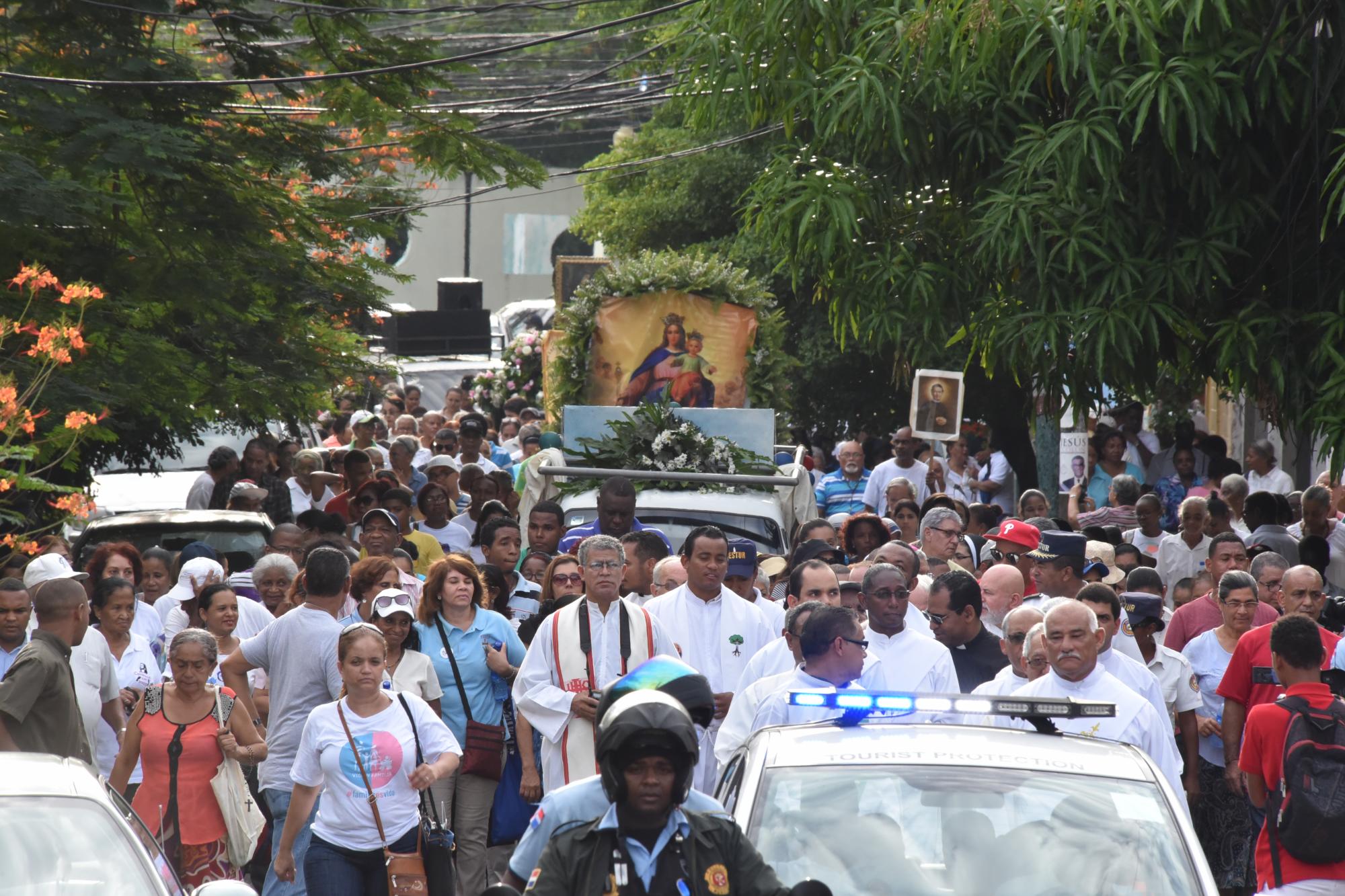 Un momento de la “Caminata Mariana” que celebra la iglesia cada año en ocasión de ser octubre el mes del Rosario.