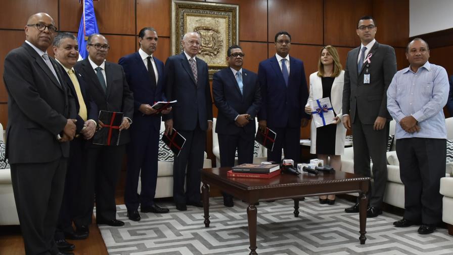 Comisión  de juristas trabajará en adecuar la Constitución de 2010