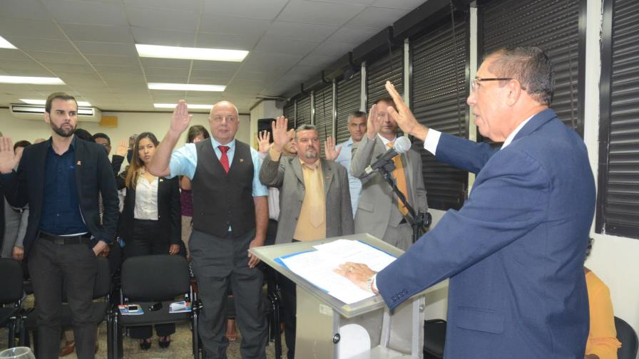 Extranjeros de 14 países juran por la bandera dominicana