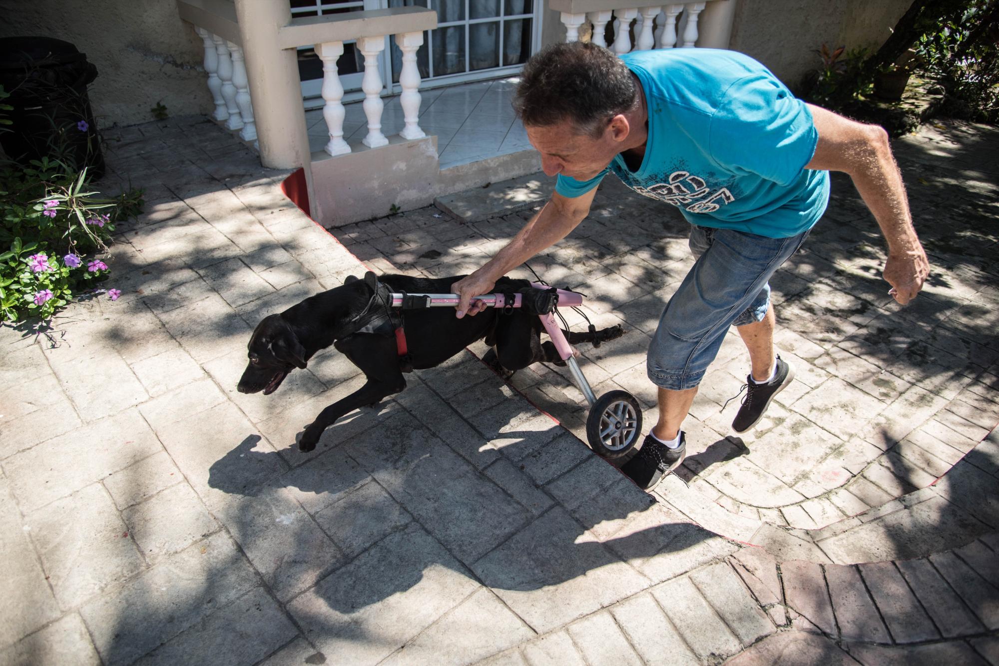 Michel ayudando a Pepita a subir una escalera.