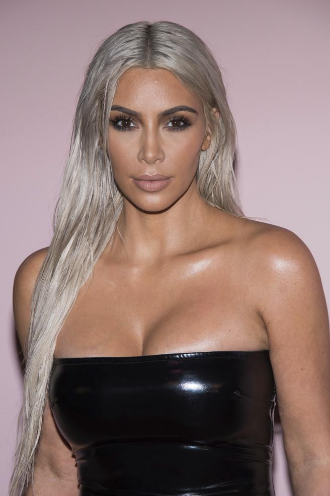 Kim Kardashian imita a otras famosas para Halloween