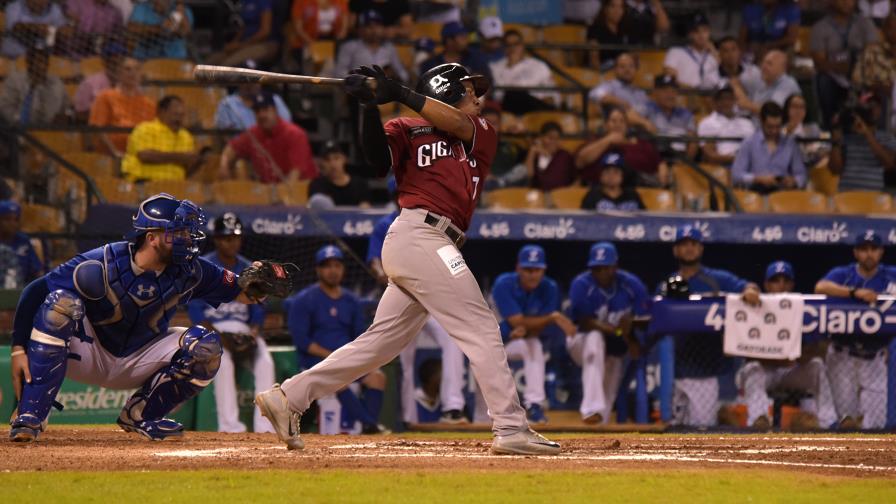 Los Gigantes derrotan por 3 a 1 al Licey y empatan en el primer lugar Los Gigantes derrotan por 3 a 1 al Licey y empatan en el primer lugar