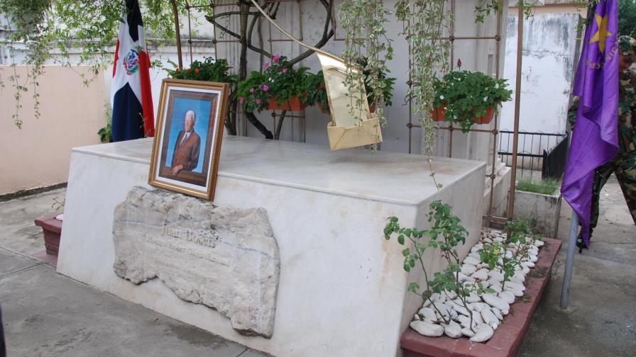 Aniversario 16 de la muerte del profesor Bosch encuentra al PLD en medio de polémica Aniversario 16 de la muerte del profesor Bosch encuentra al PLD en medio de polémica