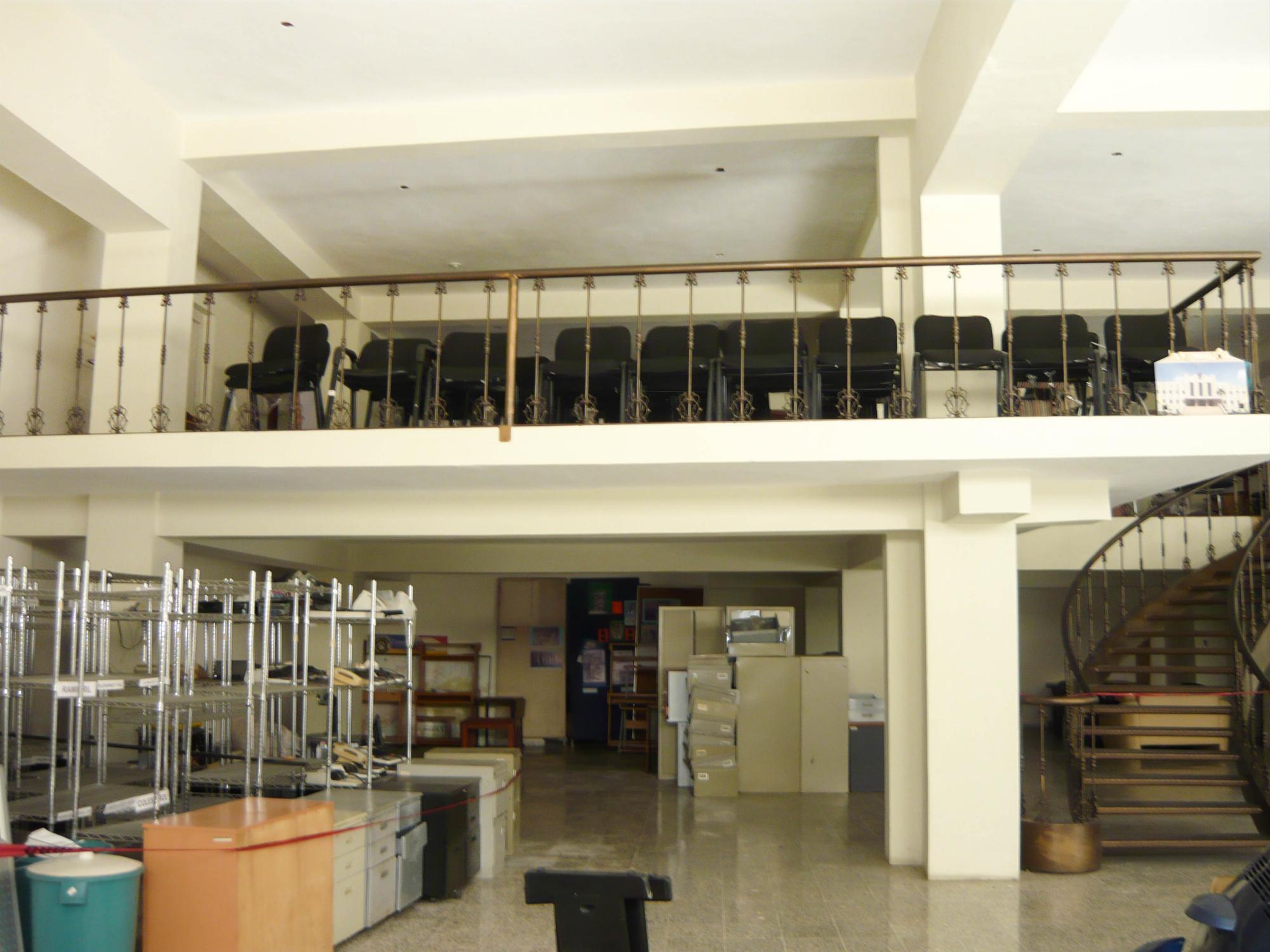 En el primer nivel y en mezzanine del local hay guardado mobiliario de oficina.