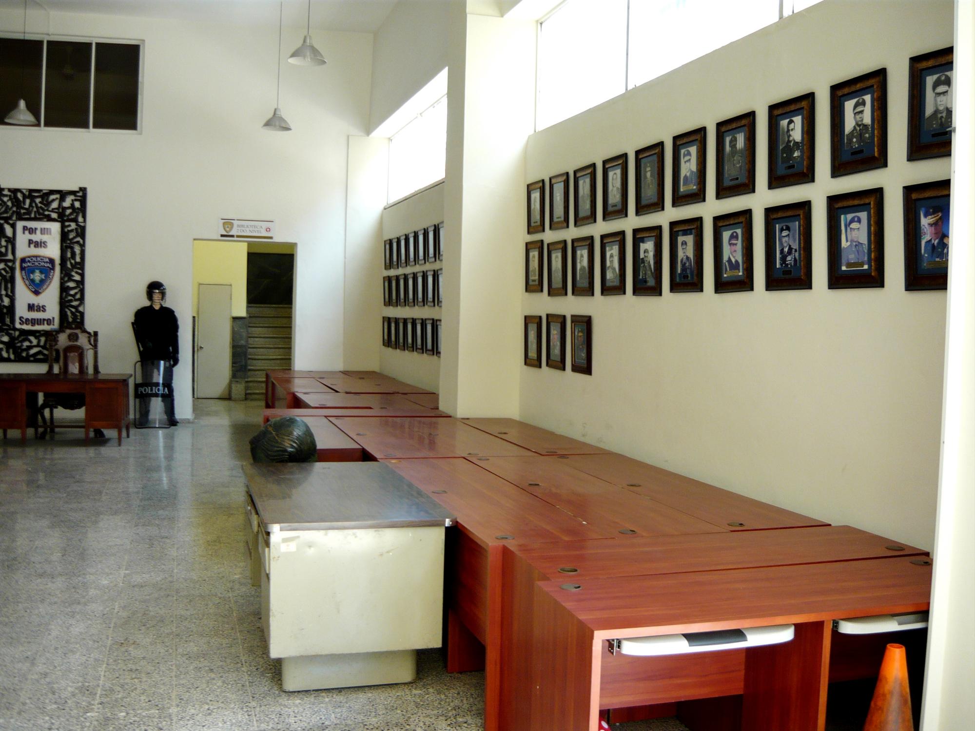 Mesas de oficina se conservan junto a la pared con la galería de los exjefes policiales.