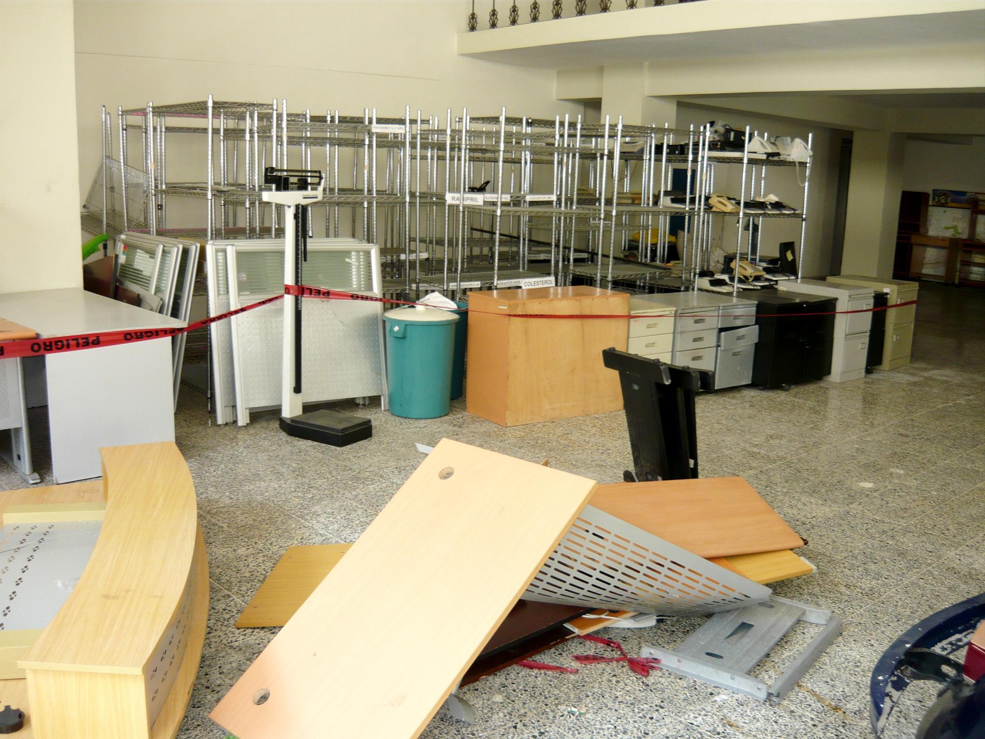 Artículos desorganizados se guardan en el local.