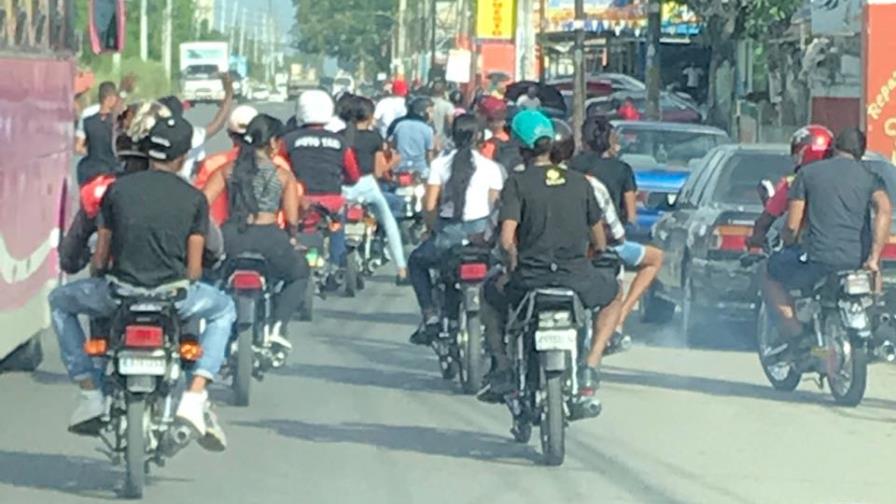 Grupo de motoristas se desplaza por la carretera Mella y atraca a todos a su paso Grupo de motoristas se desplaza por la carretera Mella y atraca a todos a su paso