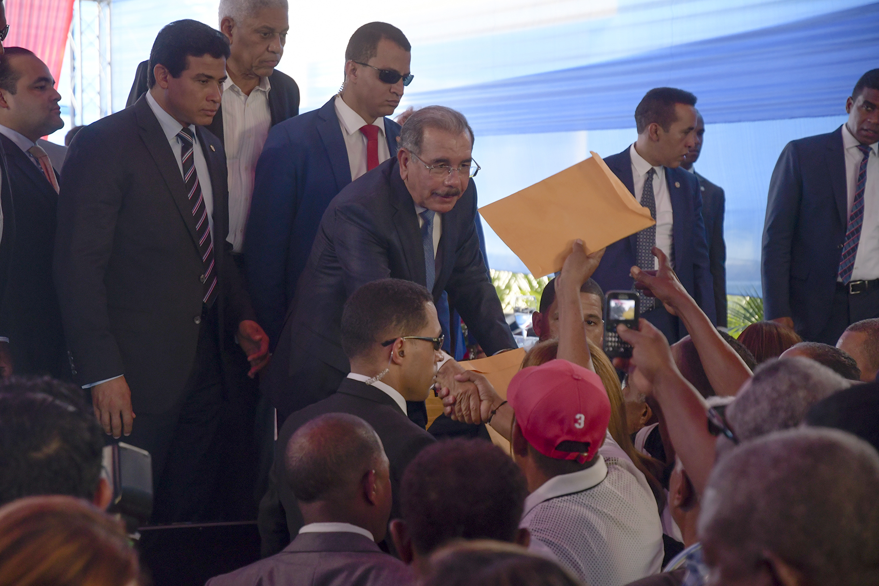 El presidente recibe sobres y cartas de los residentes en Madre Vieja luego del acto.