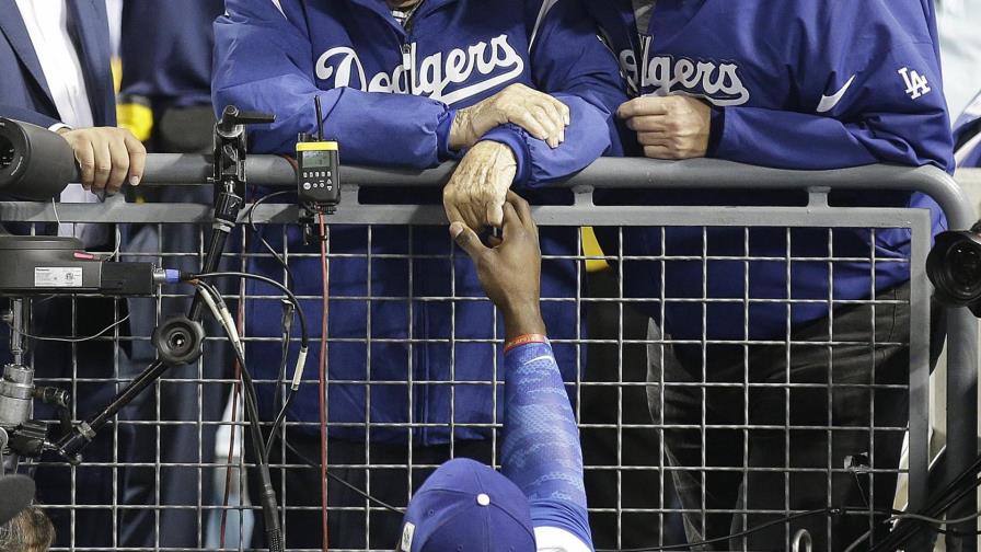 Dodgers se ganan derecho a cerrar Serie Mundial en su feudo 