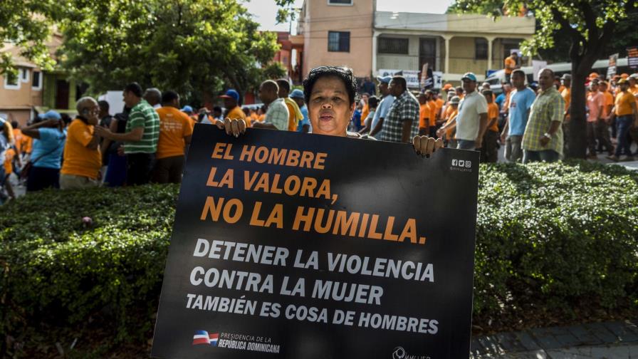 Cientos de hombres marchan en la capital contra la violencia de género