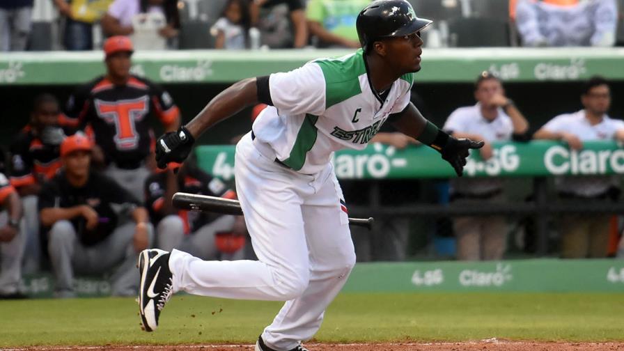 Junior Lake guía   a las Estrellas a la primera posición