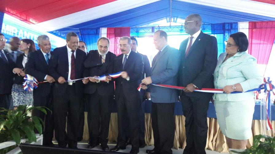 Presidente Medina inaugura hospital El Almirante en Santo Domingo Este Presidente Medina inaugura hospital El Almirante en Santo Domingo Este