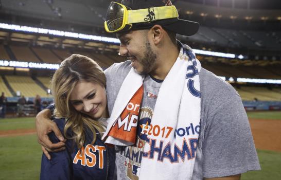 Correa pide matrimonio a su novia tras ganar Serie Mundial 