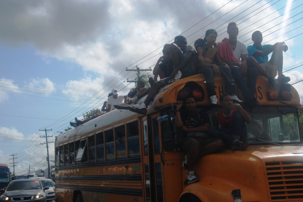 El cortejo fúnebre salió de club de Los Mina justo a las 3:00 de la tarde,  acompañado de cientos de motores, guaguas, gente a pies y en carros.